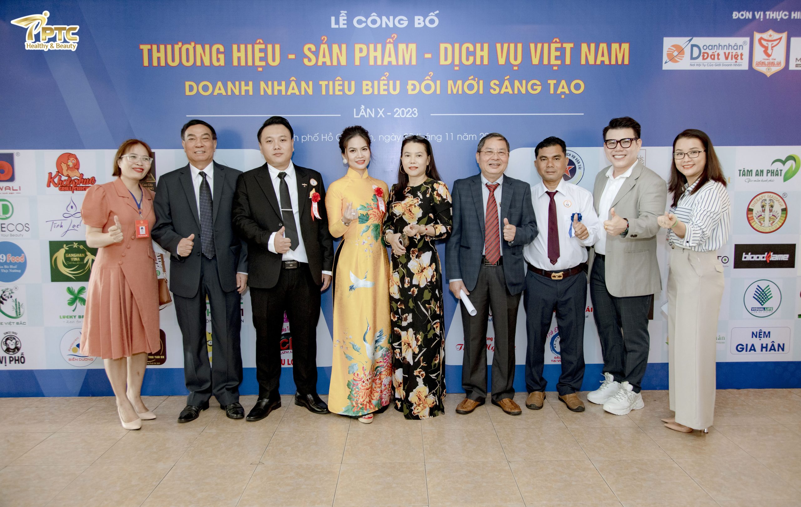Tổng Giám Đốc Trương Minh Bích Phượng (Thứ 4 từ trái sang) chụp hình kỷ niệm cùng Quý đại biểu