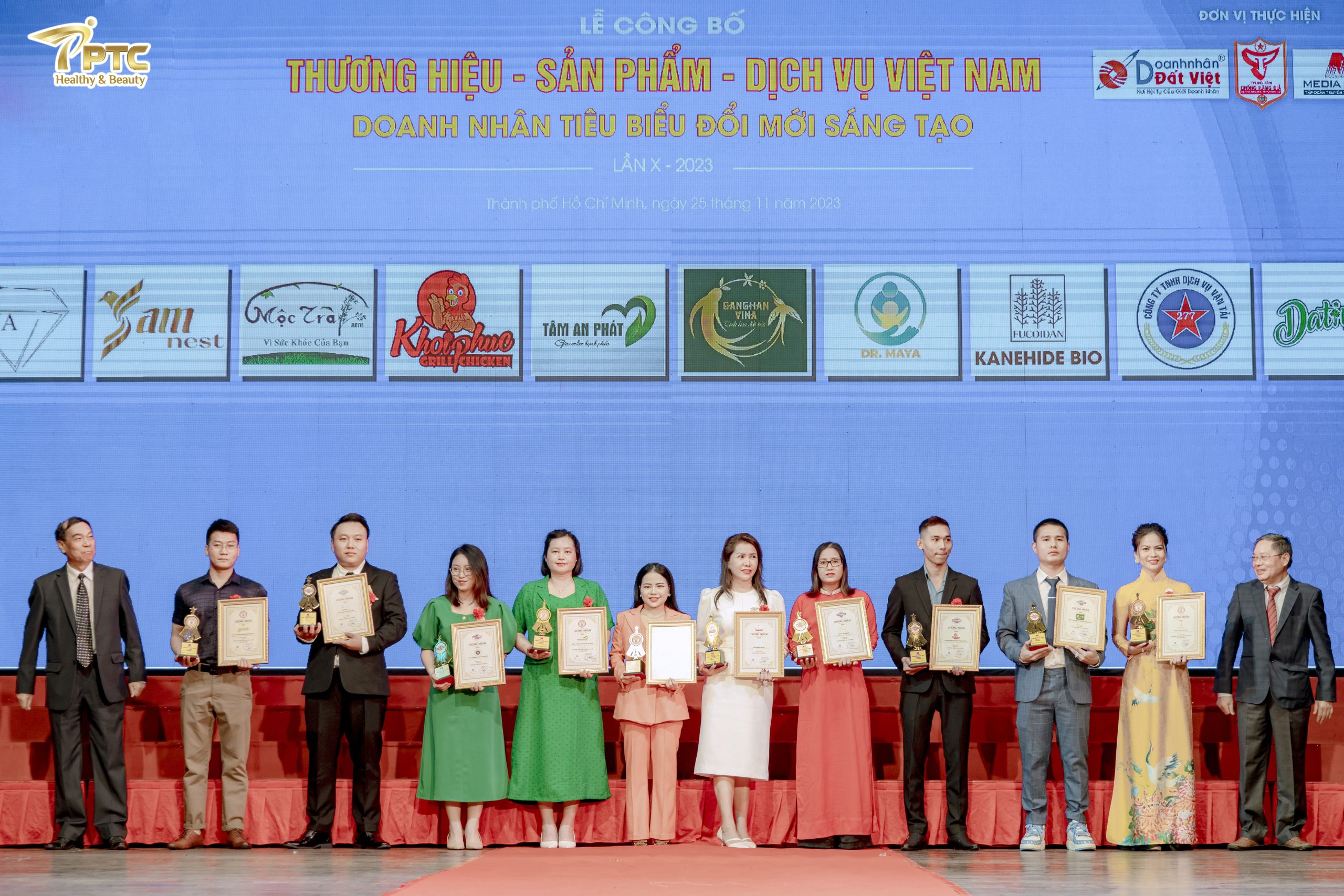 PT Consumer cùng các đại biểu và doanh nghiệp trong phần trao chứng nhận và kỷ niệm chương
